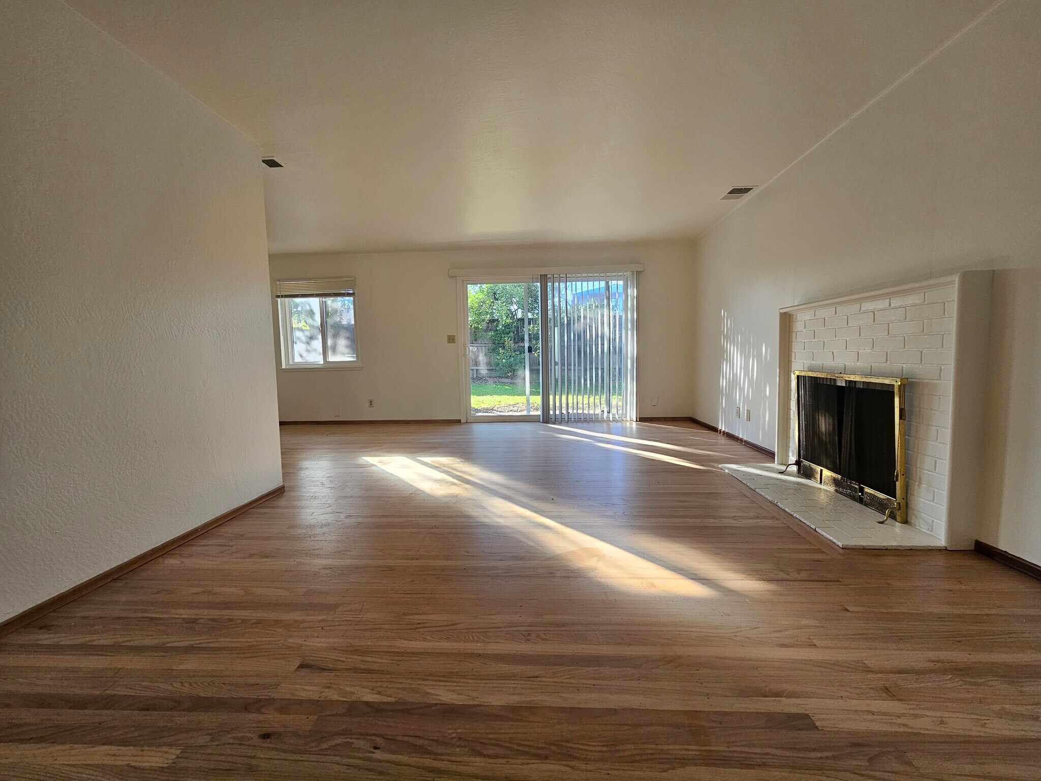 Building Photo - 819 Linden Ln