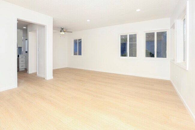 Building Photo - 1018 S Bruce Ln