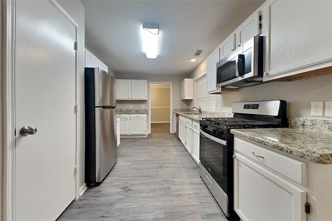 Building Photo - 5061 Stewart Dr