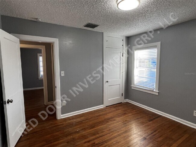 Building Photo - 712 Floral Dr