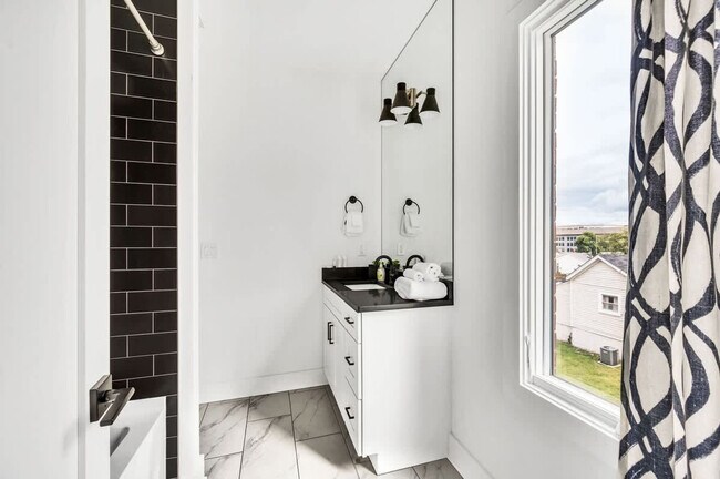 Building Photo - 1332 3rd Ave N