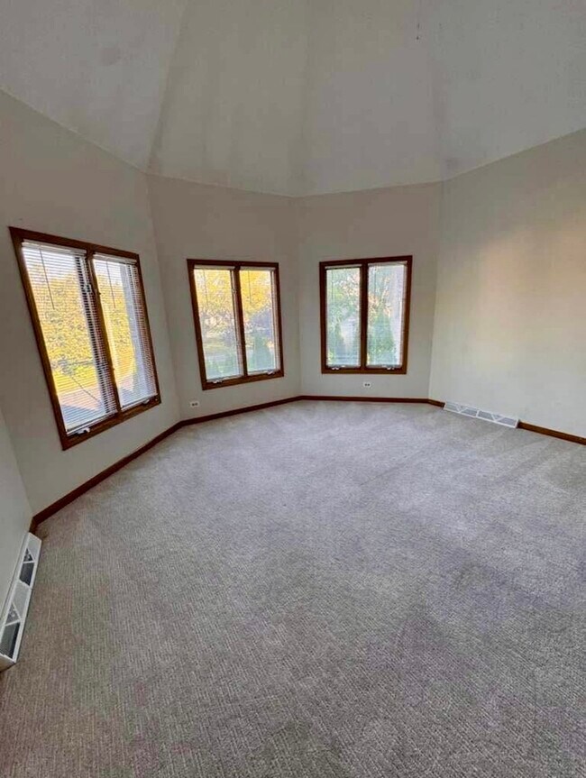 Building Photo - 8S210 Stonehedge Dr