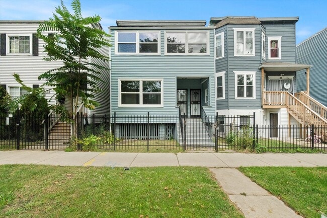 Building Photo - 820 E 89th Pl