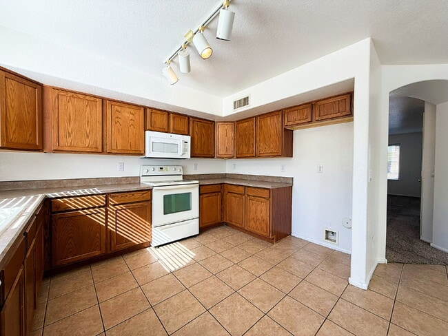 Building Photo - Spacious & Stylish in the Heart of Surprise!