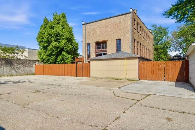 Building Photo - 117 S Lombard Ave