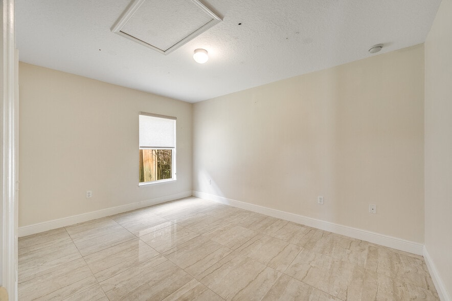 Building Photo - 537 Mason Dr