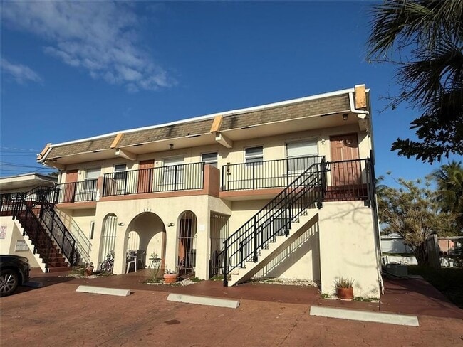 Building Photo - 1235 W River Dr