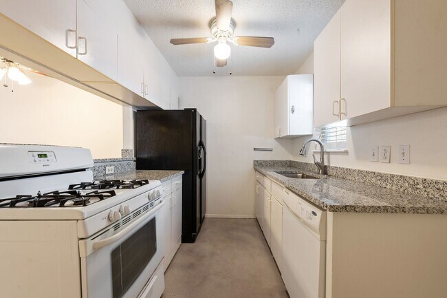 Building Photo - 5612 William Holland Ave