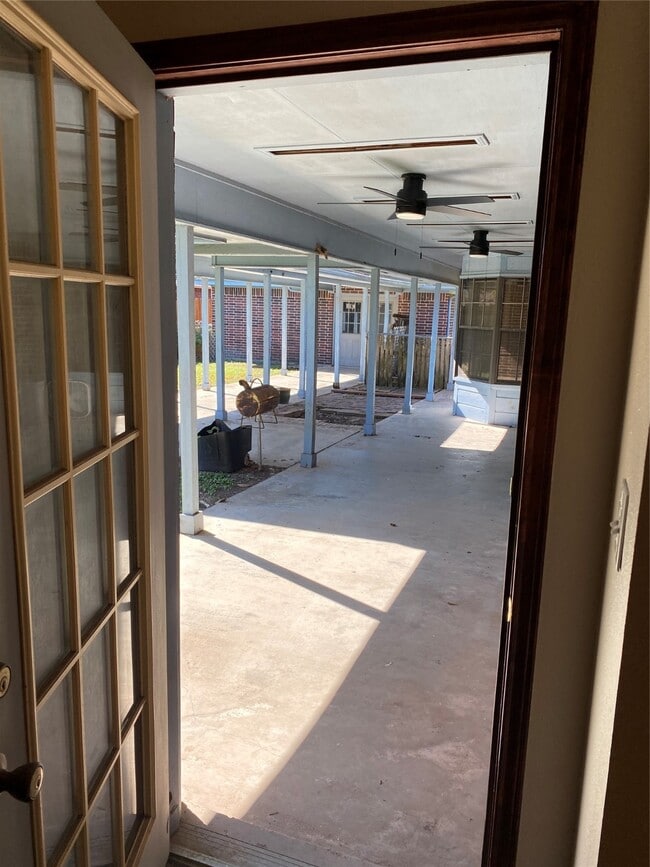 Building Photo - 301 Jansen Dr