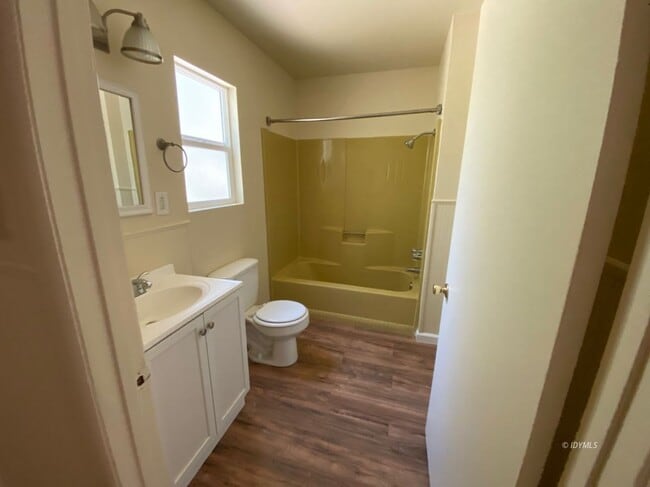 Building Photo - Remodeled 2 bed apartment in town