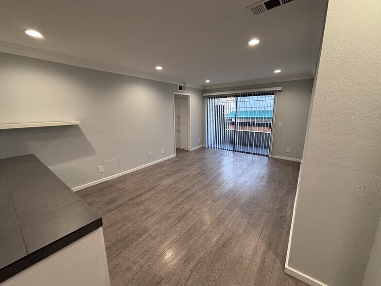 Building Photo - 7531 Hampton Ave