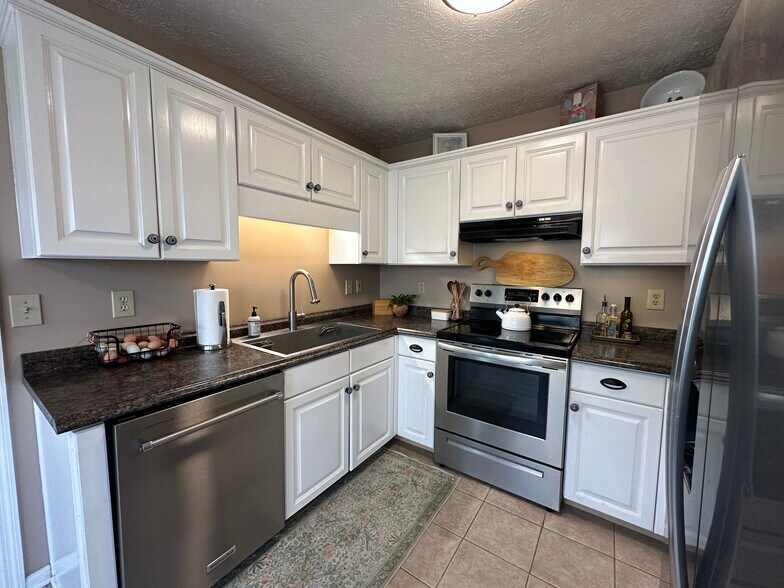 Building Photo - 1008 Hunt Ct W