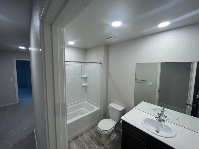 Building Photo - Beautiful 3 Bed 2.5 Bath Townhome in North East Fort Collins!