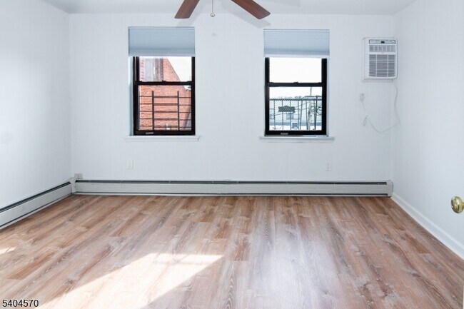 Building Photo - 220 E Broad St