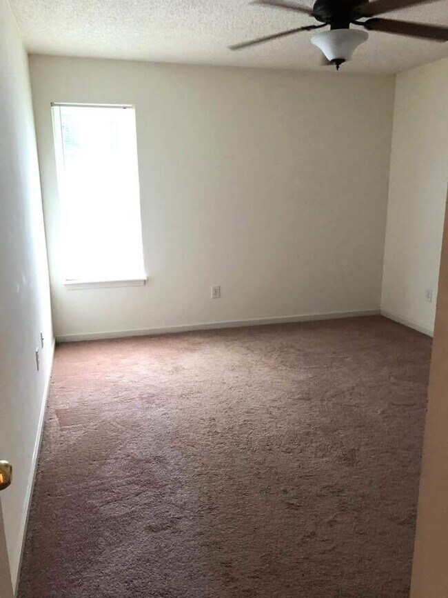Building Photo - 108 Pine Ridge Ln