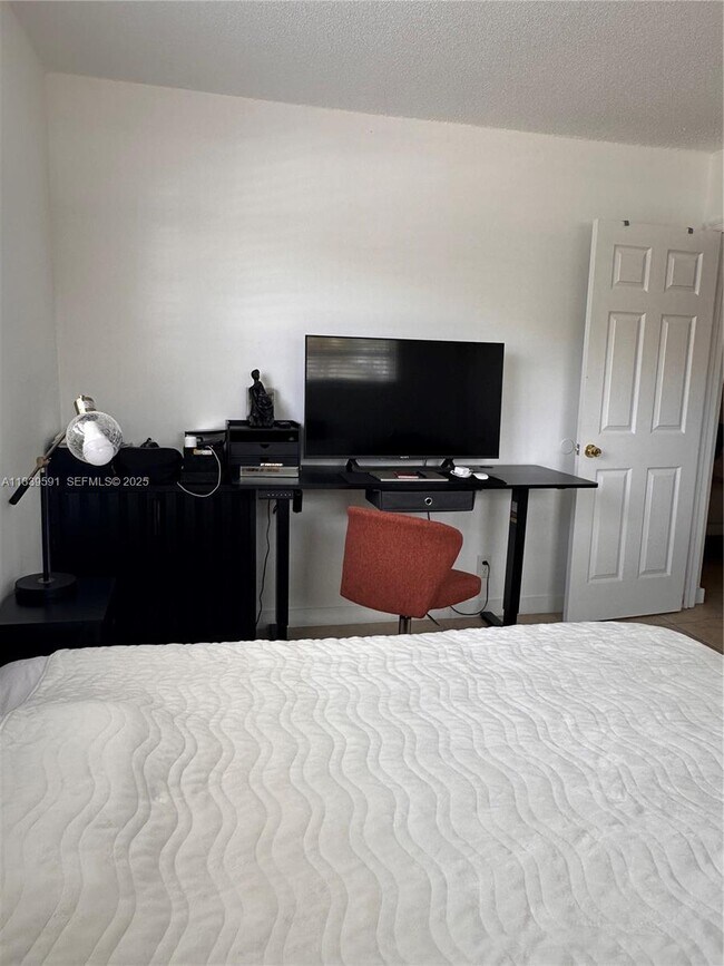 Building Photo - 1100 NE 1st Ct