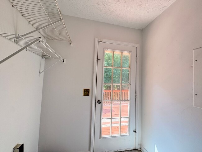 Building Photo - 901 Locke Dr