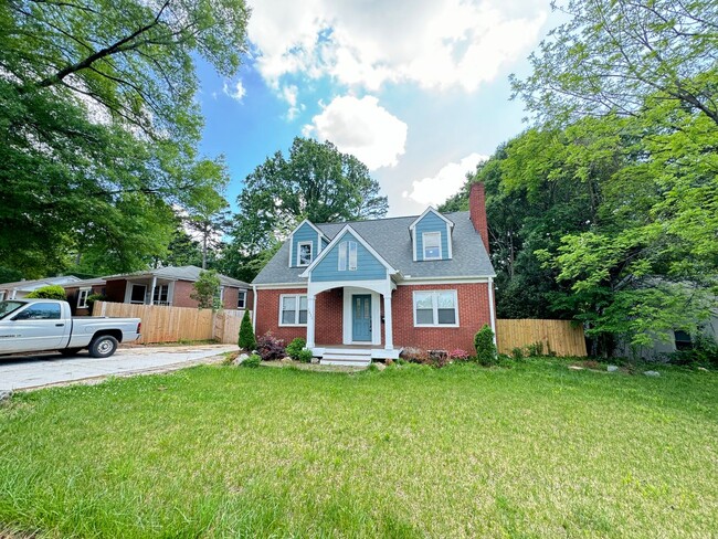 Building Photo - Beautifully Remodeled 4-Bedroom Home with ...