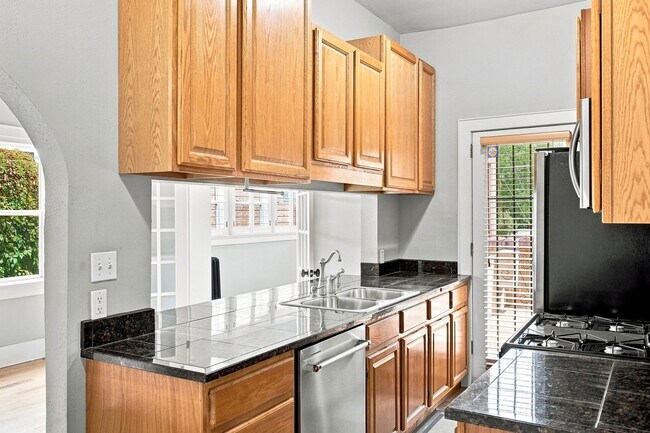 Building Photo - Charming 2-bedroom, 1-bath condo located in the heart of Denver