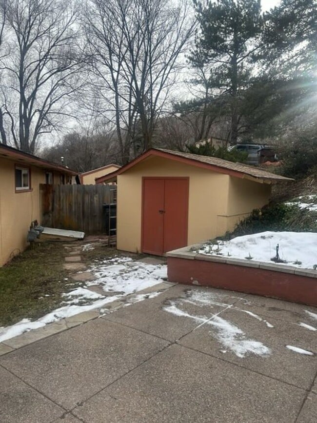 Building Photo - 3 Bedroom, 1 Bath home located in Glenwood Springs.