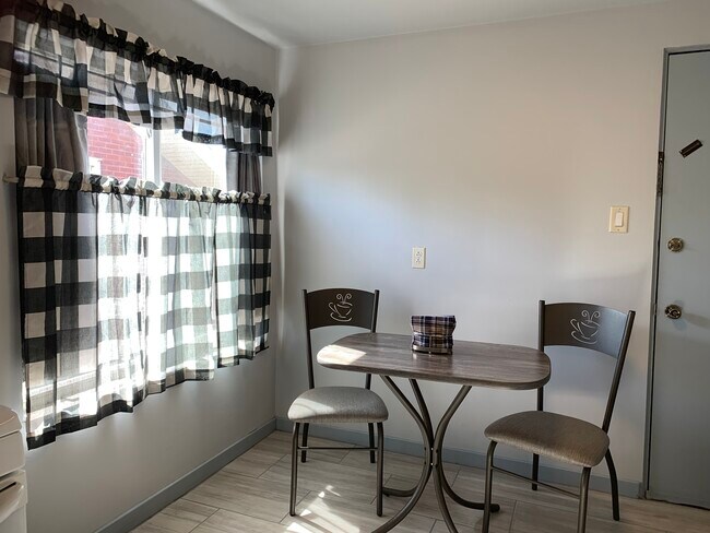 Building Photo - 2014 Davis Ave