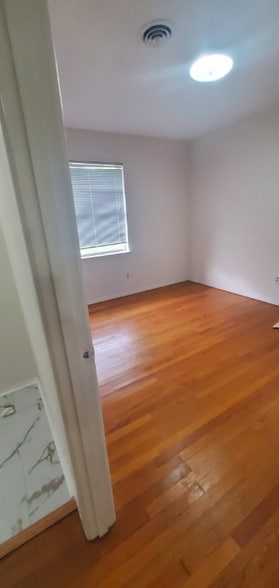 Building Photo - 513 Bedford Dr