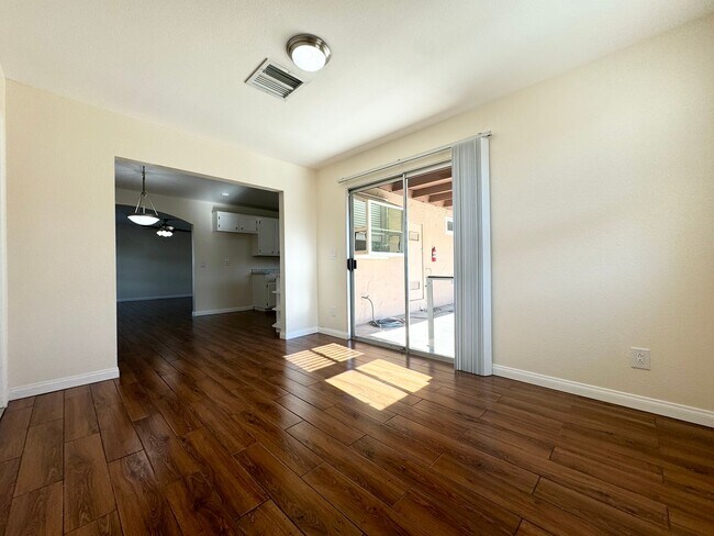 Building Photo - AVAILABLE NOW!! 3 Bed / 2 Bath Home in Des...