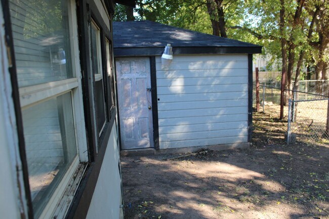 Building Photo - 3 or 4 bedrooms! Your Choice!