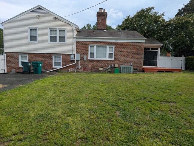 Building Photo - 4 Bedroom West End Home - Garage and Fenced Backyard!