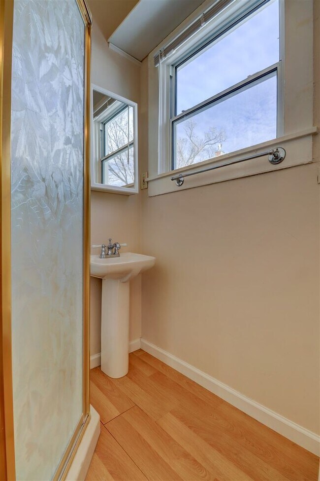 Building Photo - 313 N Mt Vernon Ave