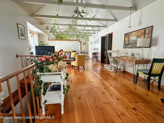 Building Photo - 240 Crest Ln