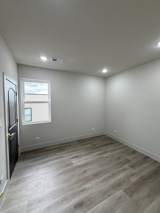 Building Photo - 6603 S Langley Ave