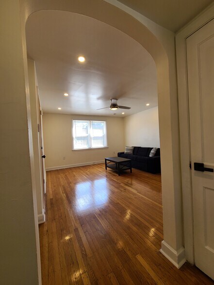 Building Photo - 6325 Gardenia St
