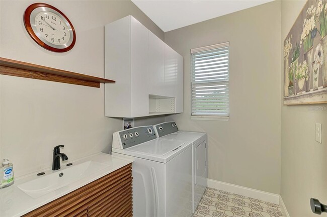 Building Photo - 2129 Lorraine Dr