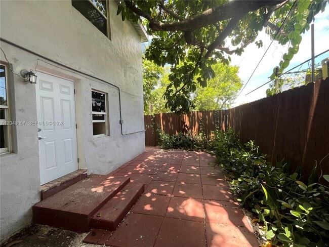 Building Photo - 820 SW 31st Ave