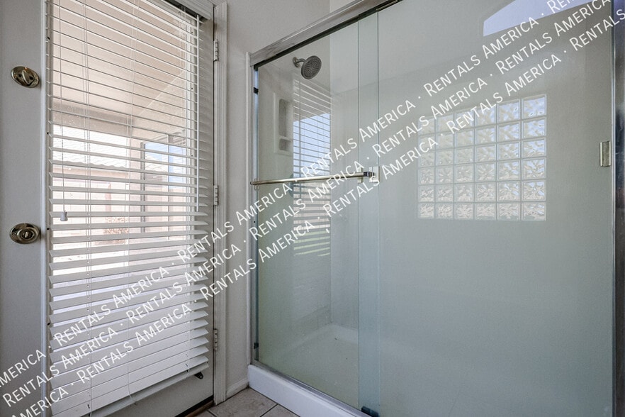 Building Photo - 4822 E Cherry Hills Dr