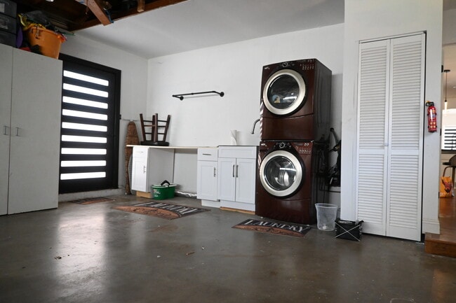 Building Photo - 10420 Eton Ave