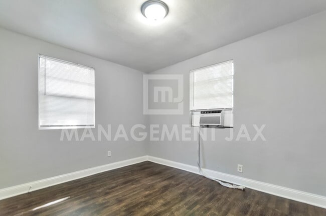 Building Photo - 1520 W 25th St