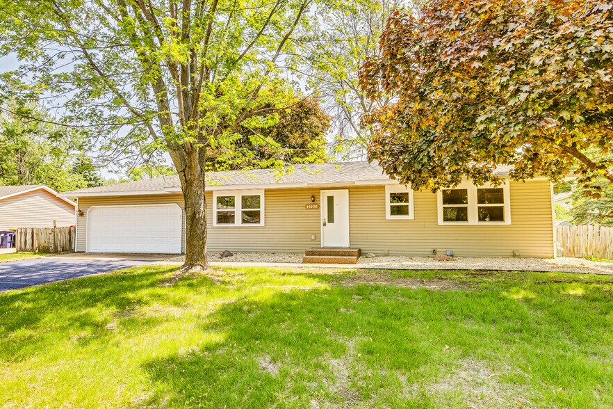 Front - 16376 Fishing Ave W