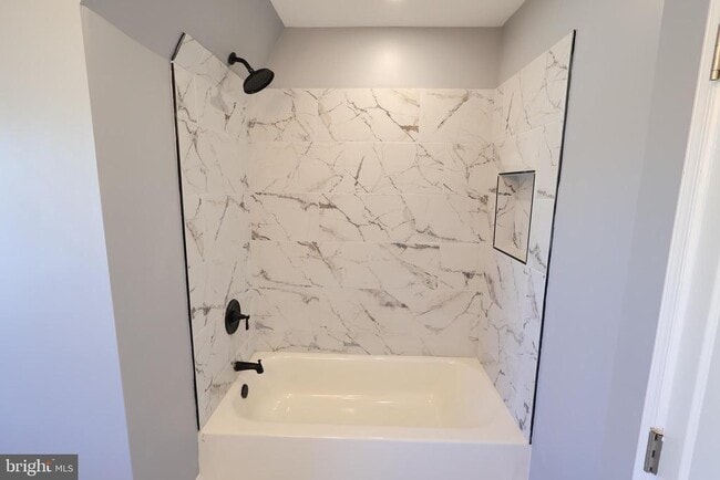 Building Photo - 5110 Kenwood Ave