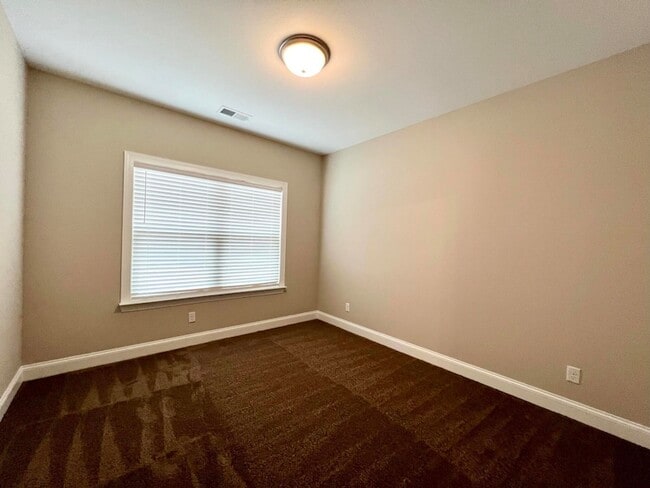 Building Photo - 9015 Seven Lakes Dr