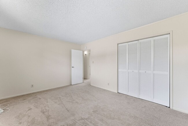 Building Photo - Townhouse with 3 bedrooms / 1.5 bathrooms / 2 assigned parking stalls