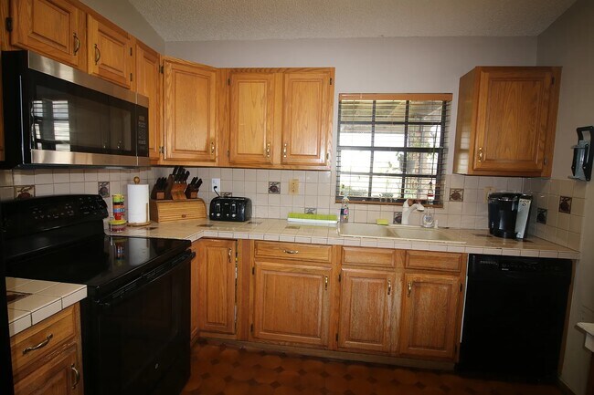 Building Photo - 15512 SW 142nd Ct