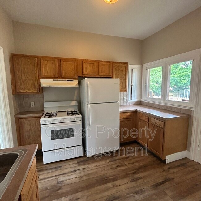 Building Photo - 221 Hollister Ave SE