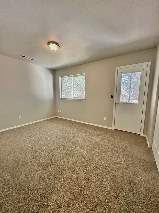Building Photo - 2610s-5
