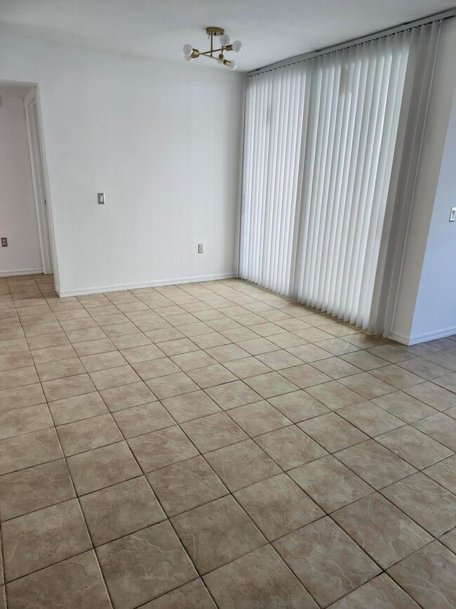 Building Photo - 802 Villa Cir