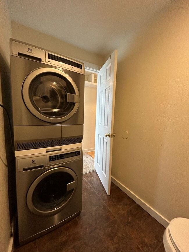 Building Photo - New Appliances, Carpet & Paint 2 Bed 1.5 B...
