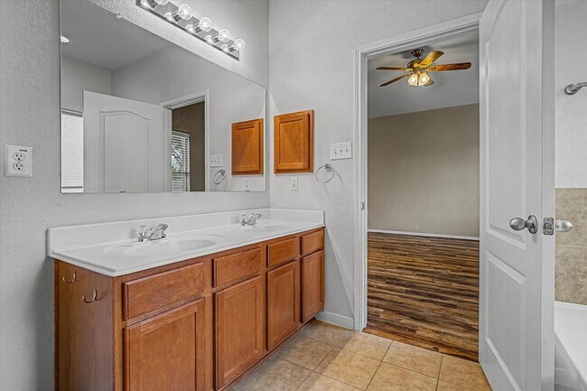 Building Photo - 630 W Newport Bend