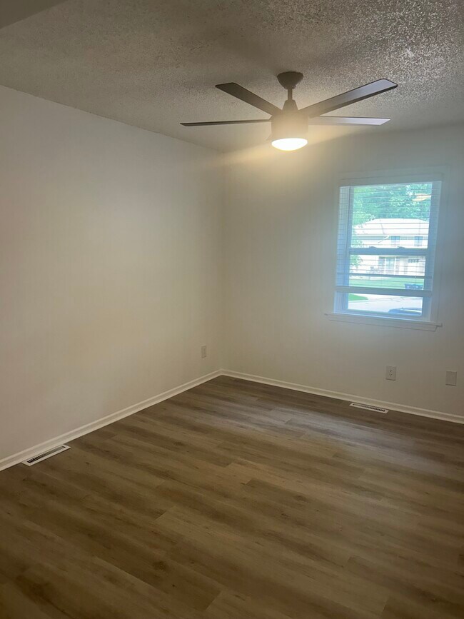 Building Photo - 3803 NE Colonial Dr