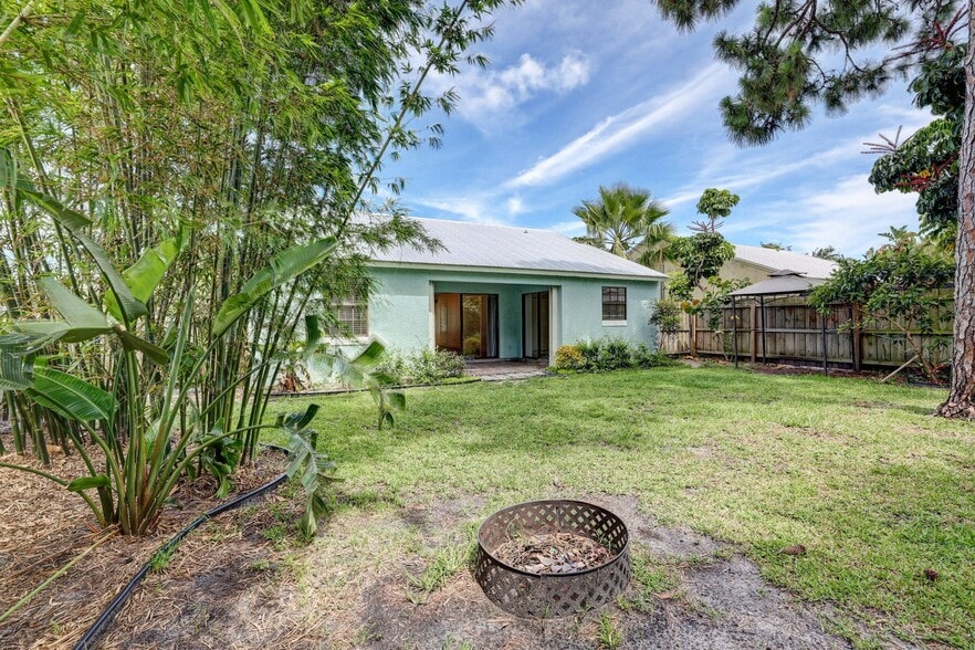 Building Photo - 5770 SE Wilsie Dr